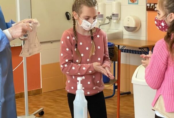 Pert nyerhetnek a szülők az iskolák ellen a gyerek kötelező szájmaszkviselésével kapcsolatban. Változtatni kellene a rendeleten