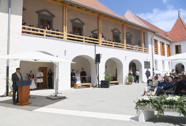 Áder János és Zuzana Čaputová közösen adták át a felújított Rákóczi kastélyt