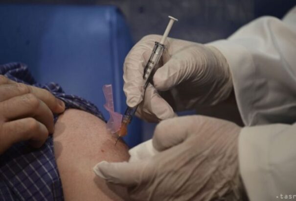 Jelenleg 3344 ember vár Szlovákiában a Szputnyik V oltásra