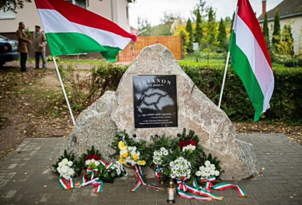 Nemzeti összetartozás napja – Hidvéghi: a magyarok mindig felállnak a bajból