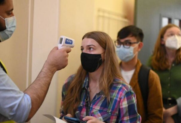 A brit egészségügyi miniszter szerint a Delta-variáns 40 százalékkal fertőzőképesebb