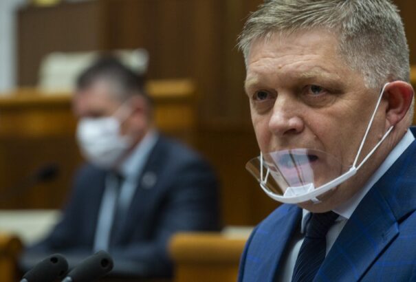 A parlament Roman Mikulec leváltásáról vitázik, Fico a SIS-jelentésből idézett, Heger kiállt a belügyminiszter mellett