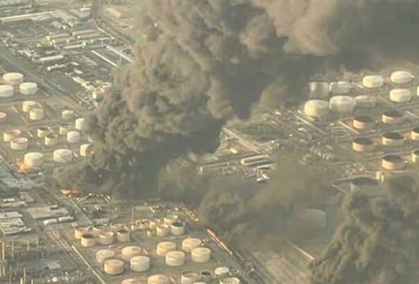 Hatalmas tűz tombolt a teheráni olajfinomítóban (videó)