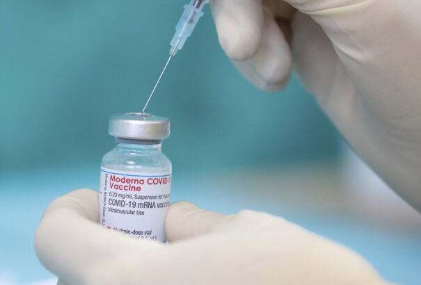 Nevet változtatott a Moderna-vakcina. Újonnan Spikevaxnak fogják hívni