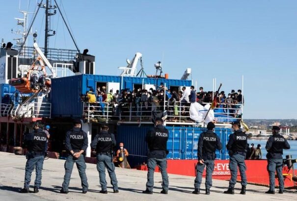 Az olasz hatóságok vesztegzár alá vettek egy migránshajót
