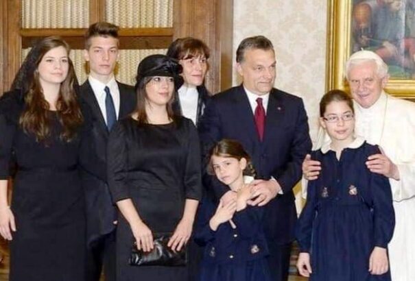 A szlovák hírtelevízió a pápa magyarországi látogatása kapcsán Orbánon élcelődik