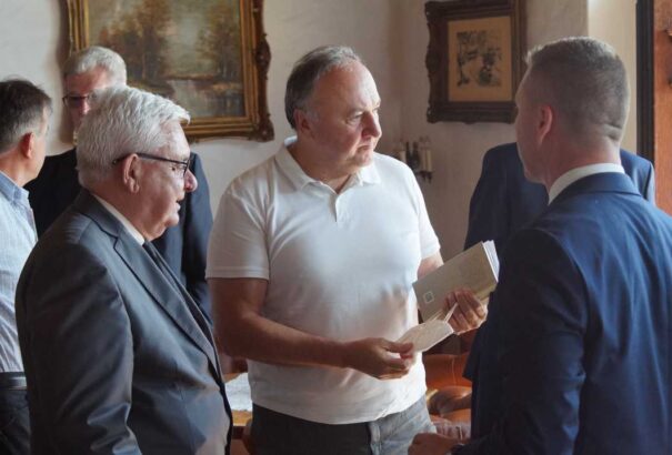 Csáky botrányos öltözetben díjazta Durayt – A Pro Probitate – Helytállásért presztízsének süllyedése egyetlen képben