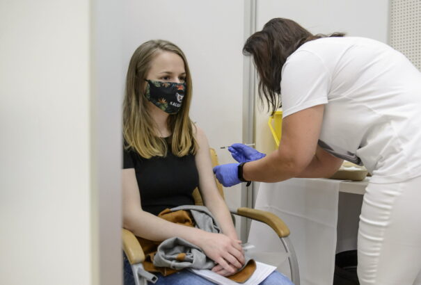 Napokon belül a 12-15 éves gyerekek is kaphatnak oltást