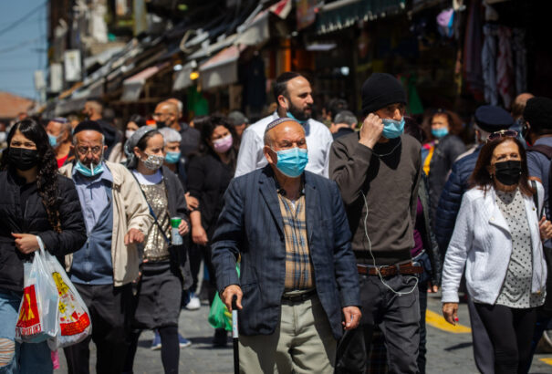 Izrael ismét bevezette a maszkviseletet