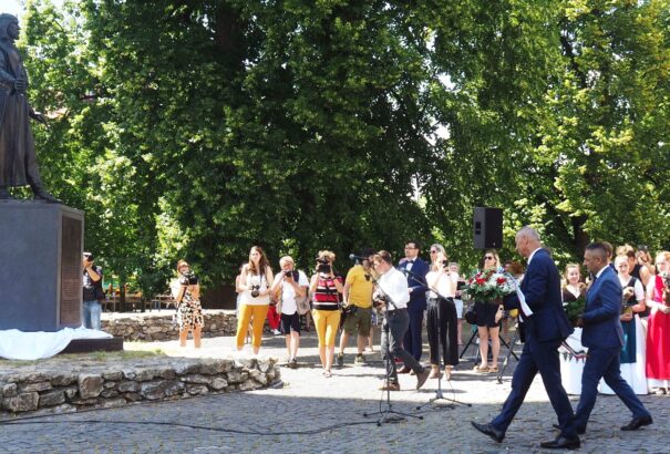 A szél leplezte le IV. Béla szobrát Besztercebányán – Képekkel