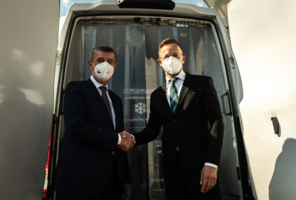 Szijjártó Péter átadta a kölcsönzött vakcinákat Csehországban
