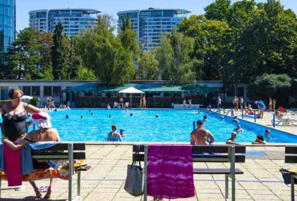 Csütörtöktől nem kell szájmaszkot viselni a strandokon