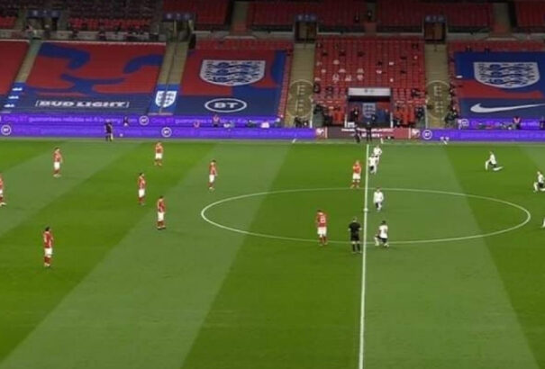 Nem térdeltek le a magyarok, a szurkolók pedig kifütyülték a térdelő íreket: Nemzetközi botrány lett belőle