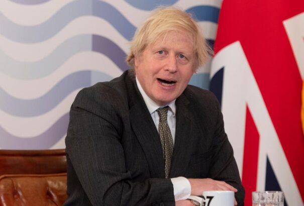 Brit kormányfő: A G7-csoport segítse elő a világ teljes népességének beoltását a koronavírus ellen