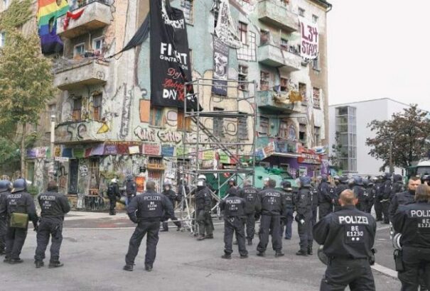 Rendőrökre támadtak házfoglalók Berlinben