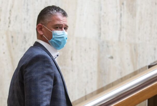 Mikulec: Mindenszentek, halottak napja alatt nem lesz betiltva a járások közti ingázás