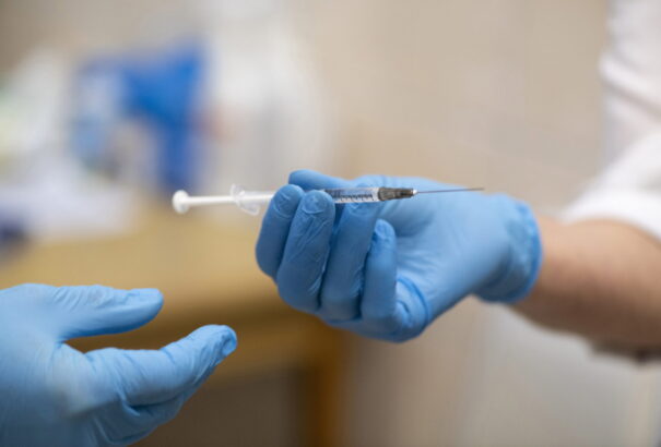 Vészesen nyílik a vakcinaolló