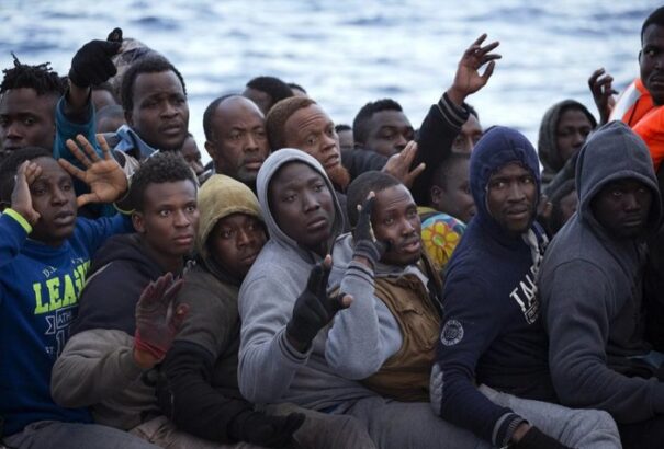 Felborult egy migránsokat szállító csónak Tunéziánál – 43 halott