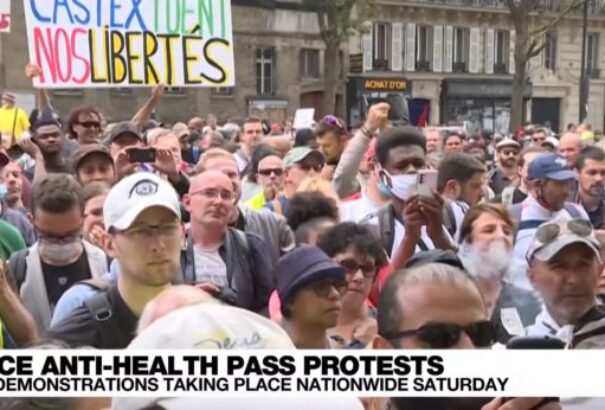 Összecsapott a rendőrség a Covid-útlevél ellen tüntető tömeggel Párizsban