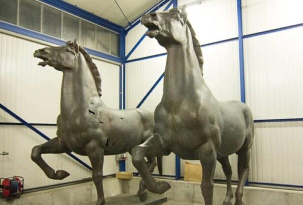 Állami tulajdonba kerülnek Hitler egykori bronzlovai Németországban