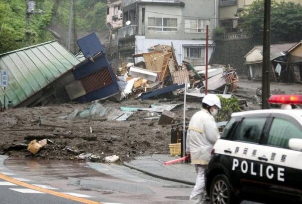 Húsz embert még mindig keresnek a pusztító földcsuszamlás után Japánban (videó)