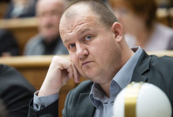 A rendőrség letartóztatta Peter Krupát, az ĽSNS parlamenti képviselőjét