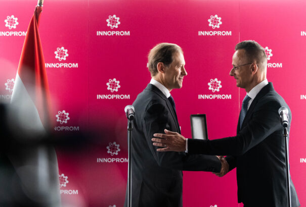 Szijjártó kitüntette az orosz ipari és kereskedelmi minisztert