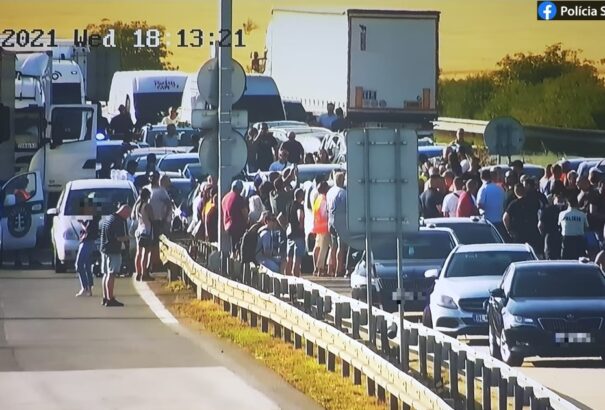 Az ingázók tüntetése miatt komoly torlódás alakult ki a D2-esen szerda délután