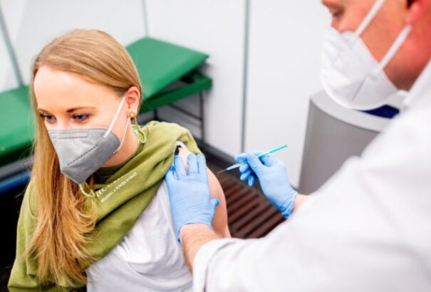 Németországban bírságot rónának ki azokra, akik kihagyják a második oltást