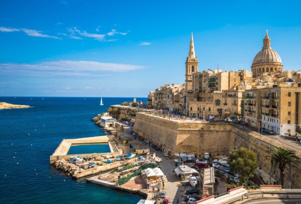 Az Európai Bizottság meg szeretné győzni Máltát, hogy ne csak a beoltottakat részesítse előnyben