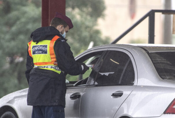 A magyar rendőrség interaktív térképe megmutatja a sofőröknek a várakozási időt a határátkelőhelyeken