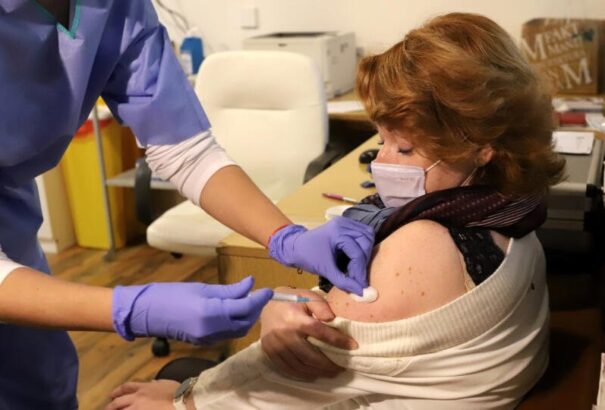 Eddig több mint 500 körzeti orvos hajlandó oltani a rendelőjében