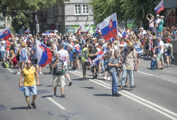 Folytatódik a tüntetés az Elnöki palota előtt Pozsonyban