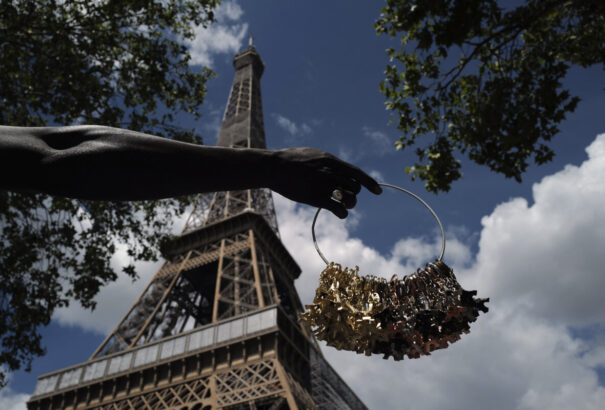 Kilenc hónap után megnyitják az Eiffel-tornyot a látogatók előtt