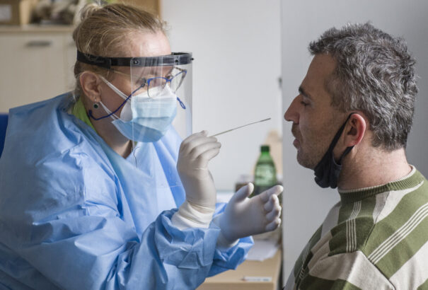 Havonta két PCR-teszt ingyenes lehet, az antigénteszt pedig 5 euró