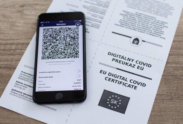 Vigyázat! Nem minden koronavíruson átesett személy igényelhet uniós COVID-igazolványt