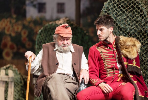 A Komáromi Jókai Színházban felhőtlen szórakozást biztosít A vén bakancsos és fia, a huszár