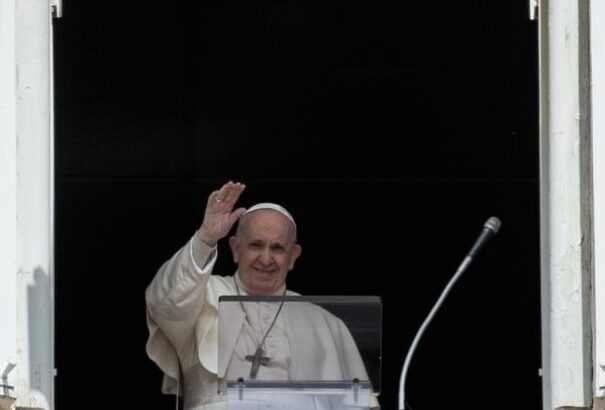 Ferenc pápa lázas volt, de a vizsgálatok eredménye negatív