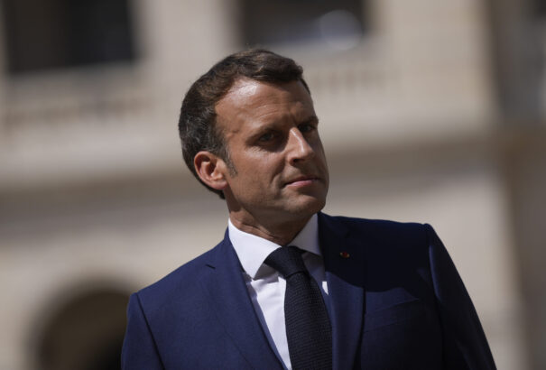 Biztos ami biztos, Macron lecserélte a mobilját és a telefonszámát is