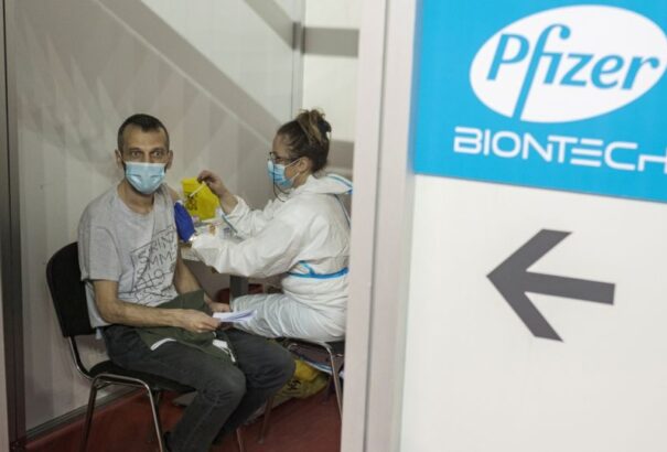 A Pfizer/BioNTech vállalat szeretné engedélyeztetni a harmadik adag oltóanyag beadását