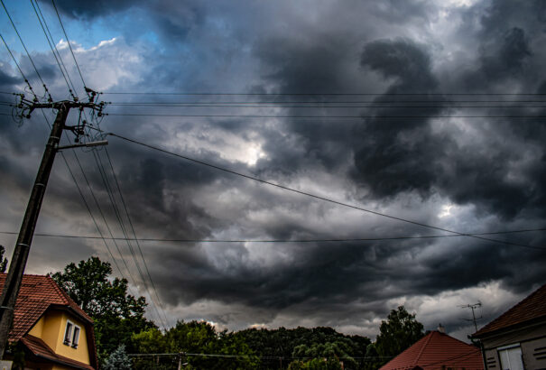 Viharzóna Szlovákiában: Négy centiméteres jég, több ezer villámcsapás – nyugaton mégis kevés volt a csapadék