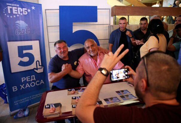 Az exit poll szerint a volt bolgár miniszterelnök csak pár tizedszázalékkal vezet TV-sztár-kihívója előtt