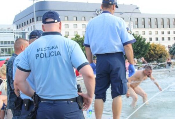 Az oltásellenes tüntetés egyik résztvevője meztelenül fürdött a szökőkútban (képek, videó)