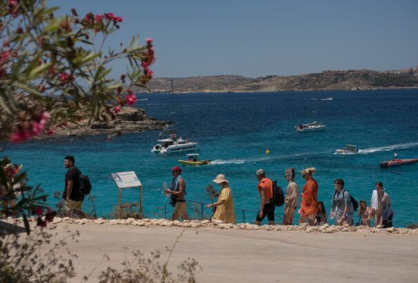Málta mégis elállt a szigorítástól. Az oltatlanokat is beengedi az országba