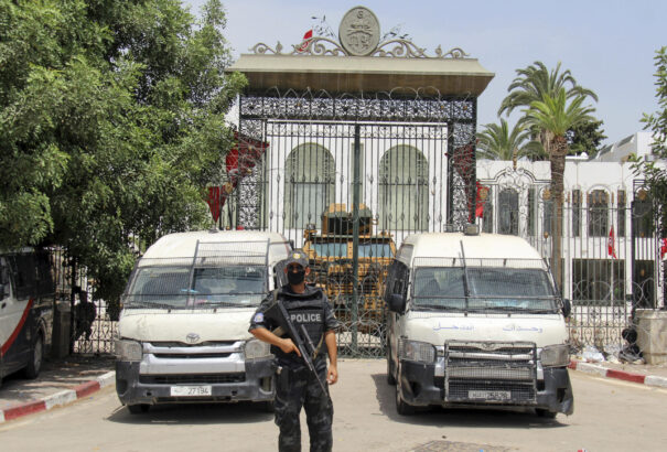 Tunéziai puccs – Durva politikai sokkteszttel teszik próbára Tunézia alkotmányosságát