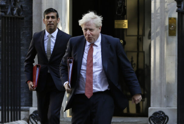 Boris Johnson nem megy karanténba azután sem, hogy közeli kapcsolatba került fertőzött miniszterével