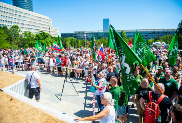 Az oltás és a járványügyi intézkedések ellen tüntetnek Pozsonyban