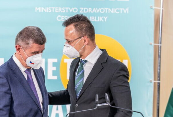 Szijjártó Péter 100 ezer adag vakcinát adott át Andrej Babišnak