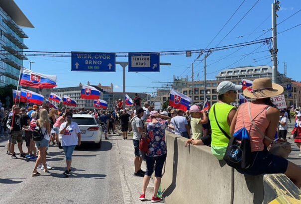 Tüntetnek az oltásellenesek: Leállt a tömegközlekedés Pozsony belvárosában