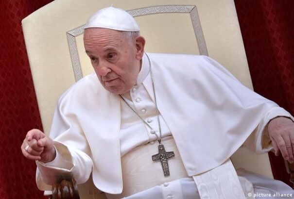 Megműtötték Ferenc pápát, pár napos kórházi kezelés vár rá